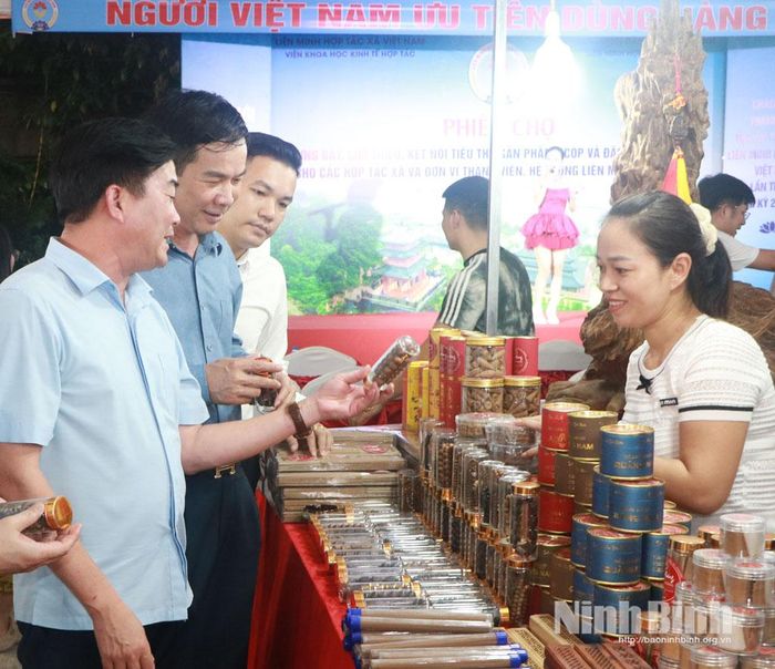 Các đại biểu tham quan các gian hàng tại Phiên chợ.