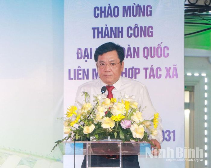 Lãnh đạo Liên minh HTX tỉnh phát biểu khai mạc Phiên chợ.