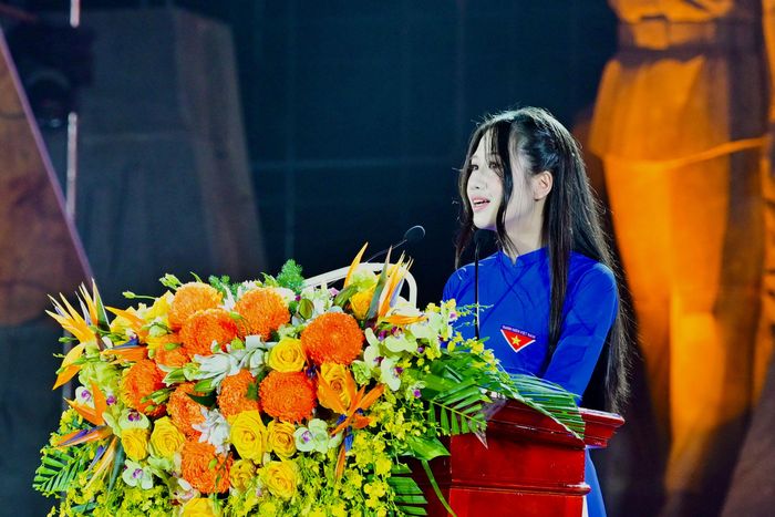 Em Bùi Phương Thảo, học sinh lớp 12 chuyên Lý, Trường THPT chuyên Biên Hòa đại diện thế hệ trẻ tỉnh Ninh Bình phát biểu cảm tưởng tại Lễ kỷ niệm.
