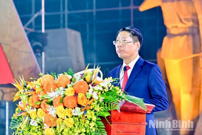 Đồng chí Trần Song Tùng, Ủy viên Ban Thường vụ Tỉnh ủy, Phó Chủ tịch Thường trực UBND tỉnh điều hành tại Lễ kỷ niệm.