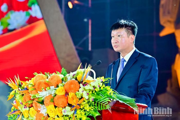 Đồng chí Trần Huy Tuấn, Ủy viên Trung ương Đảng, Bí thư Tỉnh ủy đọc diễn văn tại Lễ kỷ niệm.