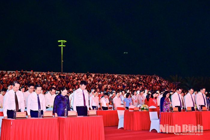 Các đại biểu dành phút tưởng niệm, tri ân các bậc tiền bối cách mạng, các Anh hùng liệt sĩ, Mười nữ liệt sỹ dân quân pháo phòng không Lam Hạ.