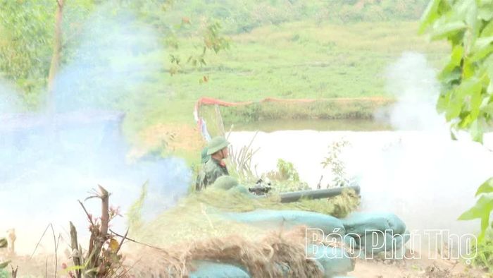 Lực lượng thực hành bắn đạn thật trên địa hình trung du.