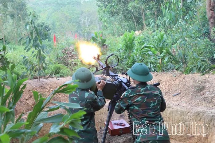 Lực lượng thực hành bắn đạn thật trên địa hình trung du.