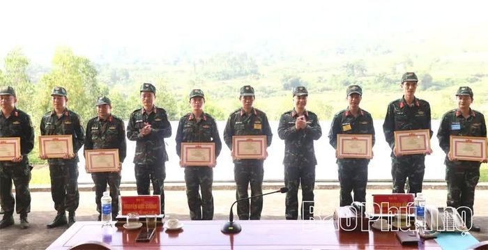 Trao thưởng, biểu dương, khen thưởng các đơn vị sau diễn tập.