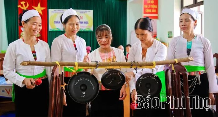 Bản sắc văn hóa dân tộc Mường được gìn giữ, bảo tồn và phát huy trong đời sống cộng đồng.