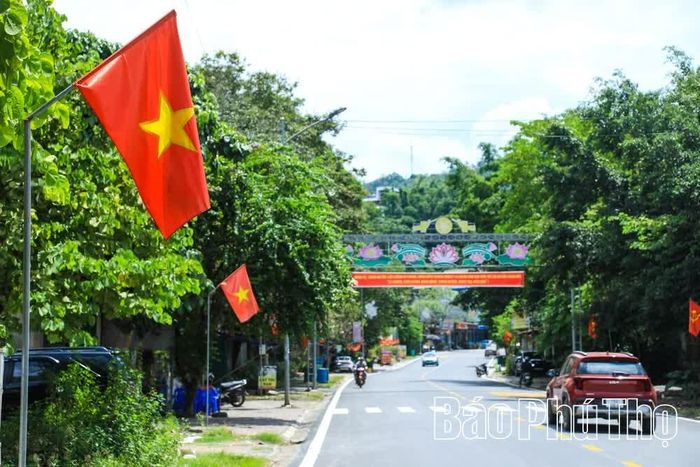 Giao thông vùng cao xã Đà Bắc được quan tâm đầu tư, từng bước đáp ứng yêu cầu phát triển kinh tế - xã hội.