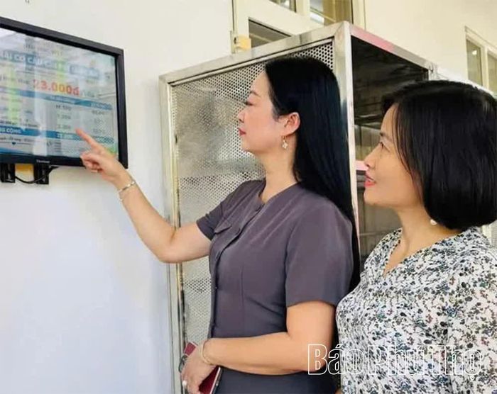 Lãnh đạo nhà trường kiểm tra việc công khai thông tin về bữa ăn bán trú.