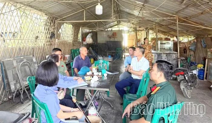 Cán bộ xã Vĩnh Thành tuyên truyền để các hộ dân không vi phạm hành lang bảo vệ đê điều.