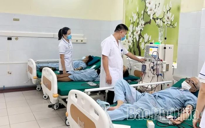 Cán bộ, nhân viên Trung tâm Y tế khu vực Tân Lạc chú trọng xây dựng mối thân thiện với người bệnh.