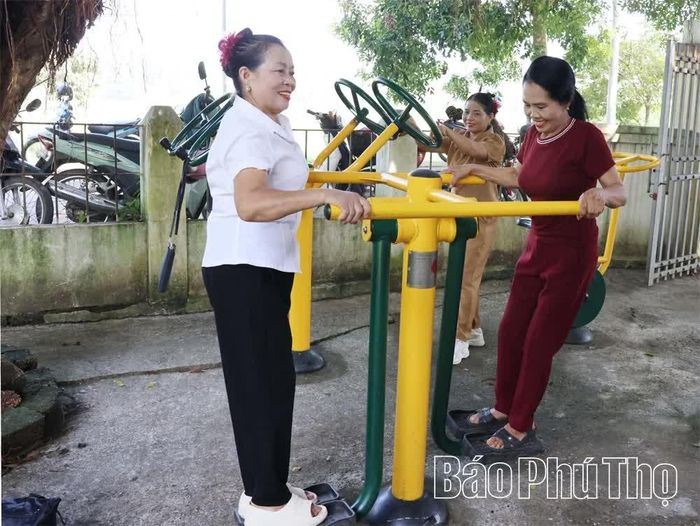 Máy tập thể dục ngoài trời được lắp đặt tại sân nhà văn hóa thôn tạo thuận lợi cho người cao tuổi rèn luyện.