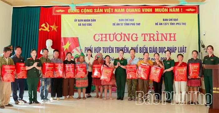 Đại diện Ban Chỉ đạo Đề án 57 tỉnh và lãnh đạo xã Thu Cúc trao quà tặng các hộ có hoàn cảnh khó khăn tại thôn Mỹ Á.