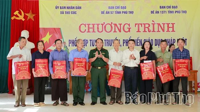 Đại diện Ban Chỉ đạo Đề án 57 tỉnh và lãnh đạo xã Thu Cúc trao quà tặng những người có uy tín tại thôn Mỹ Á.