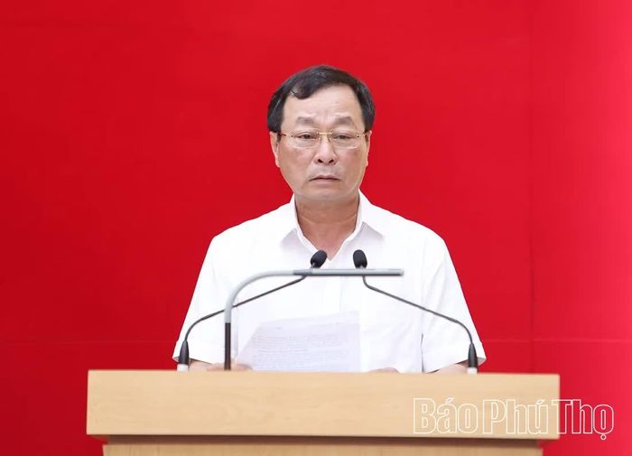 Đồng chí Phó Bí thư Thường trực Tỉnh ủy Bùi Văn Quang phát biểu tại hội nghị.