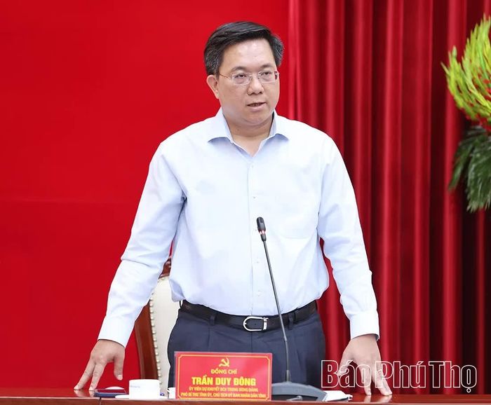 Đồng chí Chủ tịch UBND tỉnh Trần Duy Đông điều hành phần thảo luận tại hội nghị.
