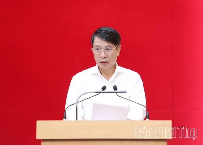 Đồng chí Phó Chủ tịch UBND tỉnh Nguyễn Khắc Hiếu phát biểu tham luận tại hội nghị.