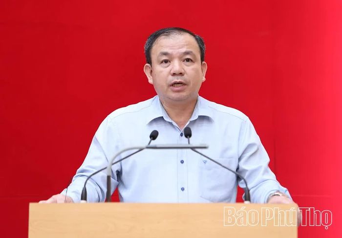 Lãnh đạo Đảng ủy xã Mai Châu phát biểu tham luận tại hội nghị.