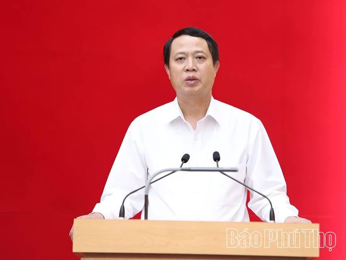 Đồng chí Trưởng Ban Tổ chức Tỉnh ủy Bùi Đình Thi phát biểu tại hội nghị.