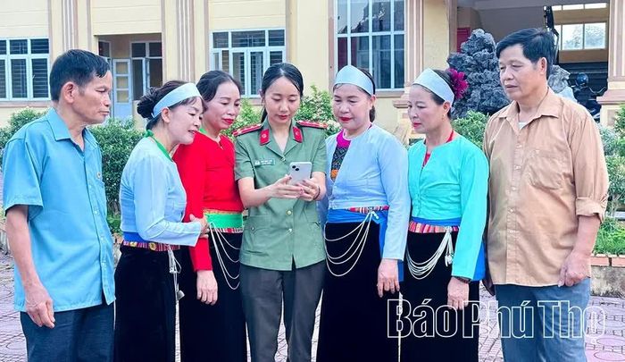 Công an xã tuyên truyền, hướng dẫn hội viên nhận diện các phương thức, thủ đoạn lừa đảo qua điện thoại, mạng xã hội.