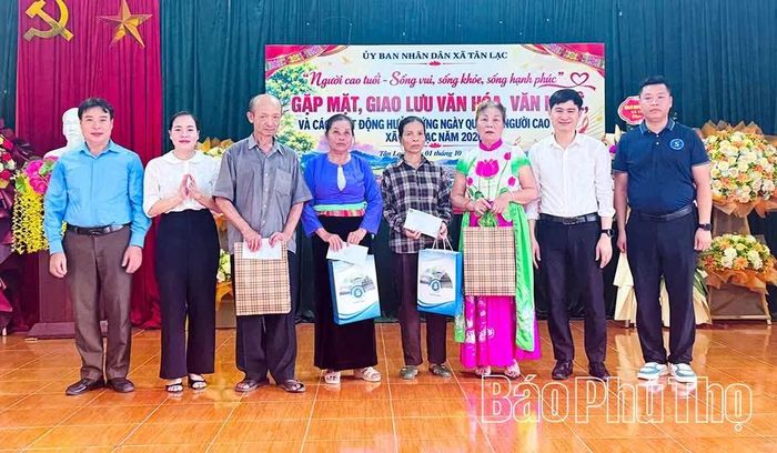 Ban tổ chức tặng quà người cao tuổi tại chương trình.
