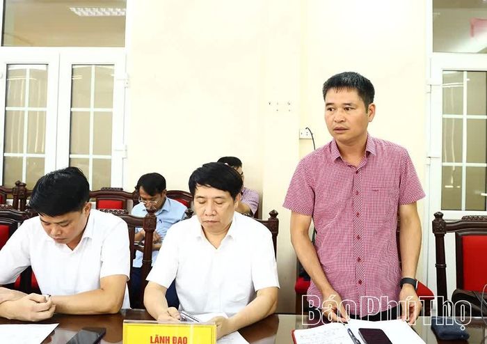 Lãnh đạo xã Tề Lỗ báo cáo tại hội nghị.