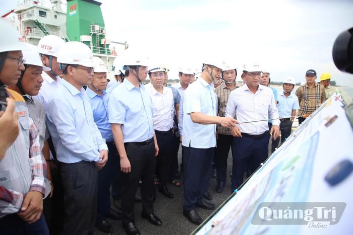 Đồng chí Vương Quốc Tuấn, Ủy viên Trung ương Đảng, Bí thư Tỉnh ủy và đoàn công tác kiểm tra tiến độ dự án Đầu tư xây dựng Khu bến cảng quốc tế Mỹ Thủy - Ảnh: X.H