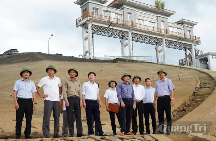 Lãnh đạo tỉnh và các ngành chức năng kiểm tra, đánh giá mức độ an toàn hồ đập tại hồ Thác Chuối - Ảnh: B.C