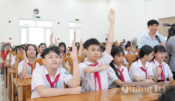 Học sinh hào hứng tham gia trò chơi “Bắt bài lừa đảo số-Nhận quà tri thức” - Ảnh: H.L