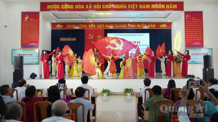 Chương trình văn nghệ chào mừng buổi lễ - Ảnh: H.L