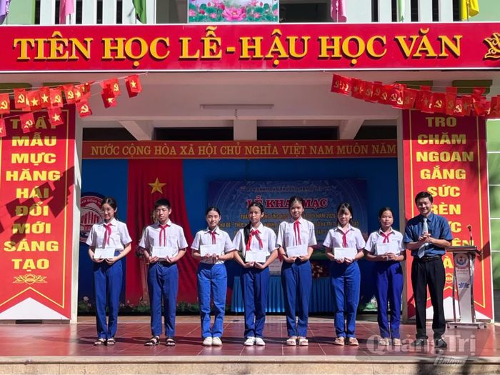 Đại diện lãnh đạo UBND phường Nam Đông Hà trao tặng các phần quà cho học sinh có thành tích cao trong học tập - Ảnh: L.O