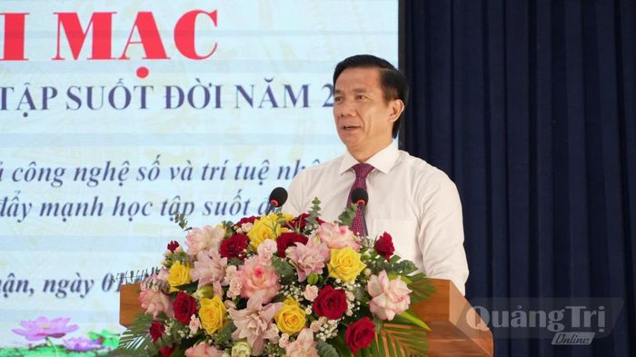 Đại diện lãnh đạo Sở Giáo dục và Đào tạo, thành viên Ban Chỉ đạo xây dựng xã hội học tập tỉnh phát biểu tại buổi lễ - Ảnh: H.L