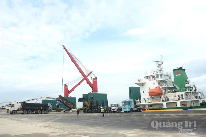 Tỉnh tăng cường, bổ sung thêm 5 cán bộ cho UBND xã Mỹ Thủy phục vụ công tác giải phóng mặt bằng các dự án trọng điểm trên địa bàn - Ảnh: Đức Việt