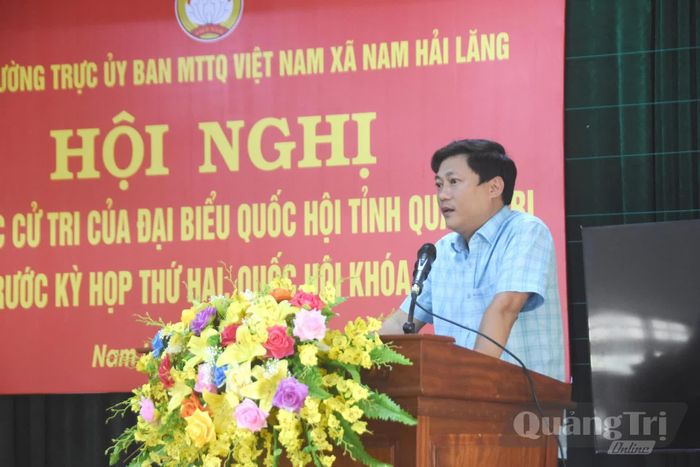 Đại diện lãnh đạo UBND xã Nam Hải Lăng trao đổi, làm rõ kiến nghị của cử tri - Ảnh: Đ.V
