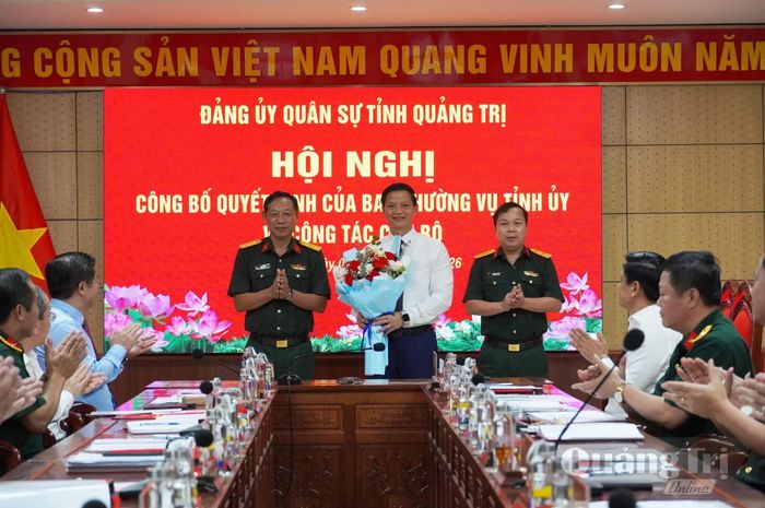 Đại diện Đảng ủy Quân sự tỉnh tặng hoa chúc mừng đồng chí Vương Quốc Tuấn, Bí thư Đảng ủy Quân sự tỉnh - Ảnh: X.P