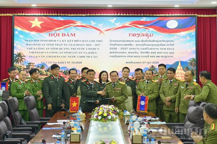 Đại diện lãnh đạo Công an tỉnh Quảng Trị và Công an tỉnh Sạ-vẳn-na-khệt ký kết, trao đổi biên bản ghi nhớ bảo đảm an ninh, trật tự giai đoạn 2026-2027 - Ảnh: Q.T