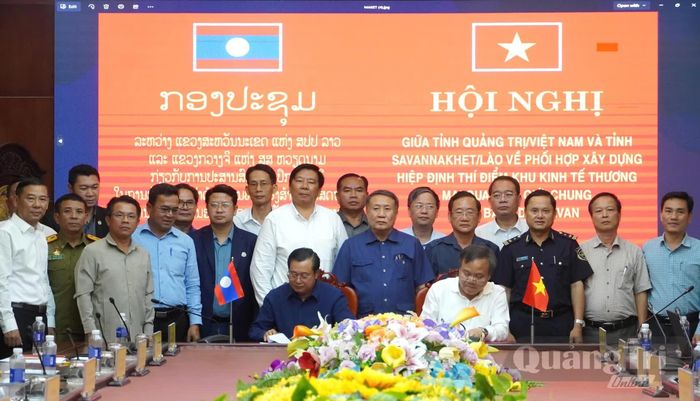 Đại diện hai tỉnh ký kết biên bản ghi nhớ tại buổi làm việc - Ảnh: M.T