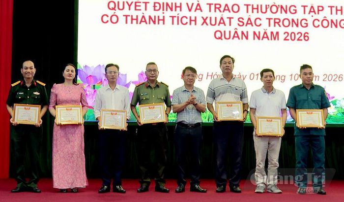 Đại diện lãnh đạo phường Đồng Hới khen thưởng các cá nhân có thành tích xuất sắc trong công tác tuyển quân năm 2026 - Ảnh: P.V
