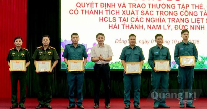 Đại diện lãnh đạo UBND phường Đồng Hới trao giấy khen cho các tập thể, cá nhân có thành tích xuất sắc trong thực hiện “Chiến dịch 500 ngày đêm” trên địa bàn phường - Ảnh: P.V