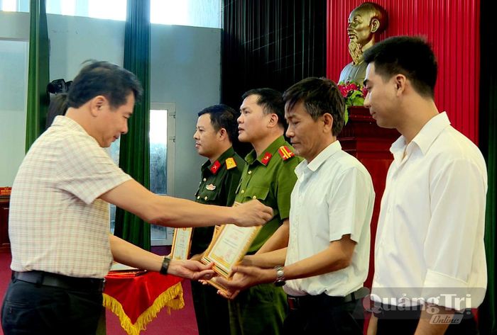 Đại diện lãnh đạo UBND phường Đồng Hới trao giấy khen cho các tập thể có thành tích xuất sắc trong công tác tuyển quân năm 2026 - Ảnh: P.V