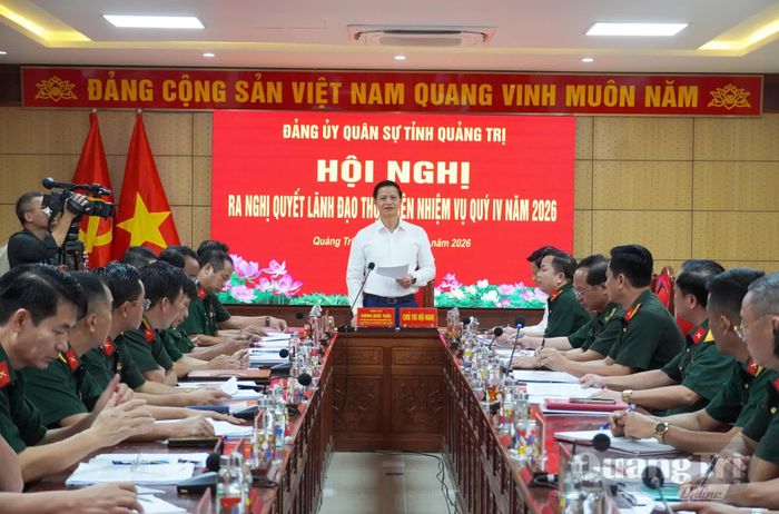 Đồng chí Vương Quốc Tuấn, Bí thư Tỉnh ủy, Bí thư Đảng ủy Quân sự tỉnh phát biểu tại hội nghị - Ảnh: X.P