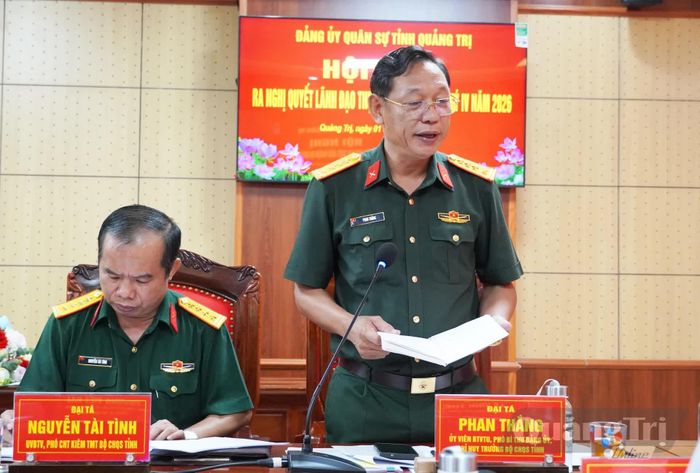 Đồng chí đại tá Phan Thắng, Chỉ huy trưởng Bộ Chỉ huy Quân sự tỉnh phát biểu tại hội nghị - Ảnh: X.P