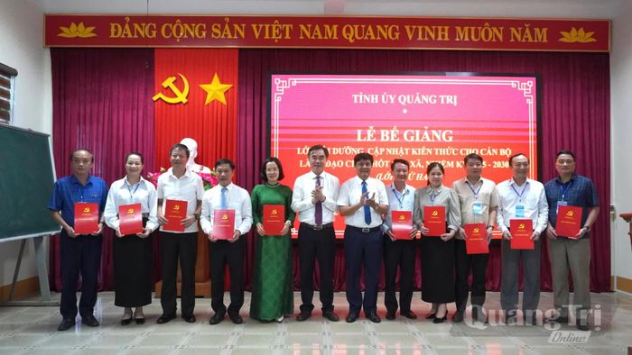 Đồng chí Nguyễn Lương Bình, Trưởng ban Tổ chức Tỉnh ủy và đại diện lãnh đạo Trường Chính trị Lê Duẩn trao giấy chứng nhận hoàn thành lớp bồi dưỡng, cập nhật kiến thức cho cán bộ lãnh đạo chủ chốt cấp xã, nhiệm kỳ 2025-2030 cho các học viên - Ảnh:H.T