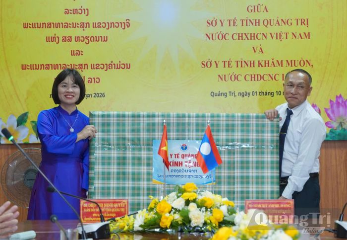 Đại diện lãnh đạo Sở Y tế Quảng Trị trao quà lưu niệm cho Sở Y tế Khăm Muồn - Ảnh:H.L