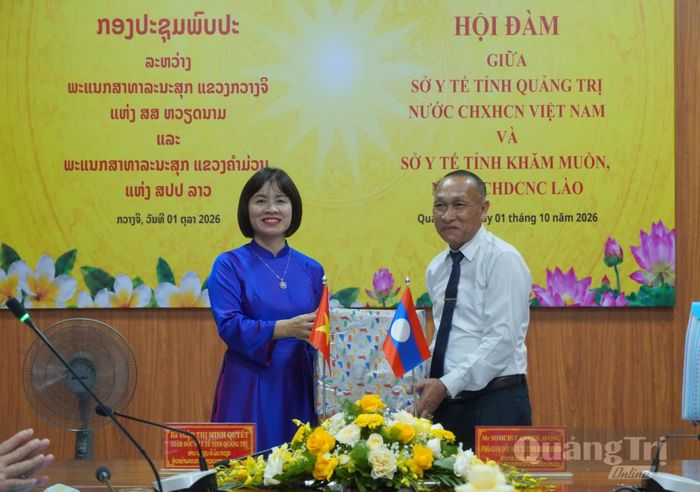 Đại diện lãnh đạo Sở Y tế Khăm Muồn trao quà lưu niệm cho Sở Y tế Quảng Trị - Ảnh: H.L