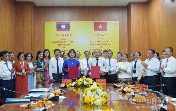 Đại diện lãnh đạo Sở Y tế Quảng Trị và Sở Y tế Khăm Muồn ký biên bản ghi nhớ hợp tác - Ảnh:H.L