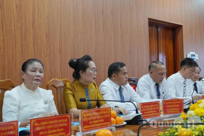 Các đại biểu đoàn công tác Sở Y tế Khăm Muộn dự hội đàm - Ảnh: H.L
