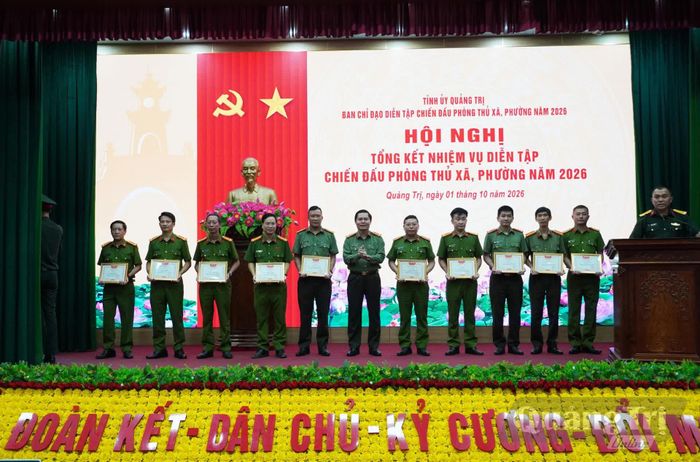 Các tập thể, cá nhân nhận giấy khen của Công an tỉnh - Ảnh: X.P