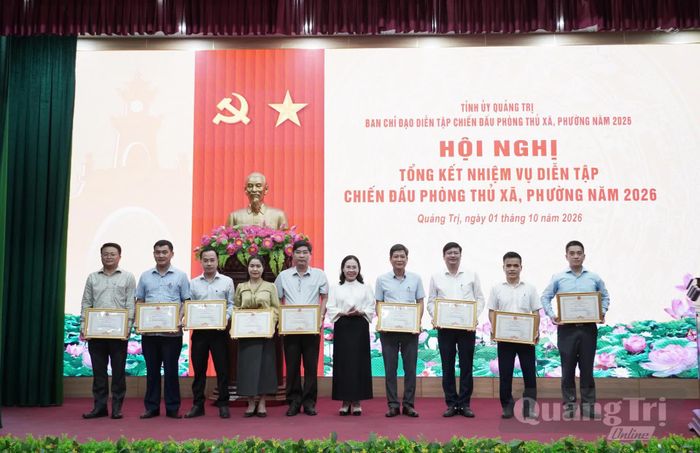 Đồng chí Phạm Thị Hân, Phó Chủ tịch Thường trực HĐND tỉnh trao bằng khen của UBND tỉnh cho các tập thể - Ảnh: X.P