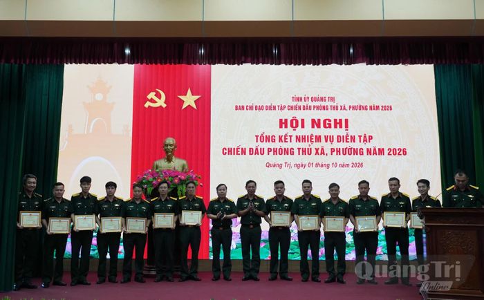 Các tập thể, cá nhân nhận giấy khen của Bộ Chỉ huy Quân sự tỉnh - Ảnh: X.P