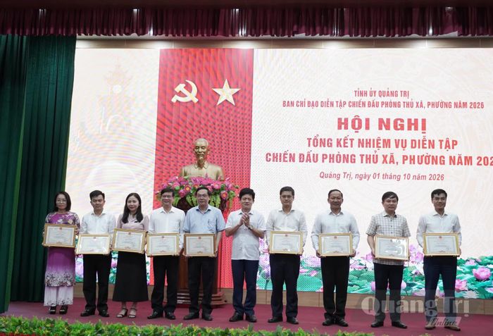 Đồng chí Lê Văn Bảo, Phó Chủ tịch UBND tỉnh trao bằng khen của UBND cho các cá nhân - Ảnh: X.P
